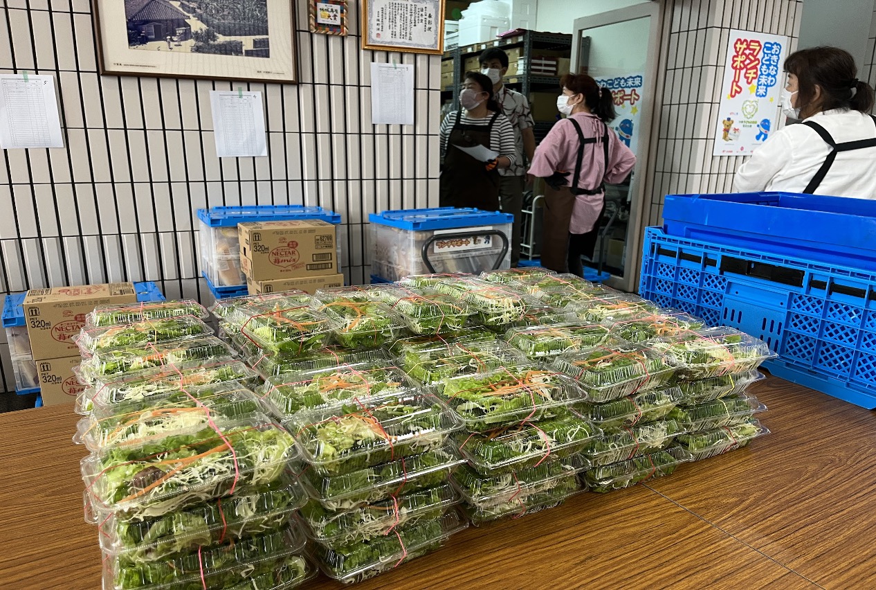 おきなわこども未来ランチサポート様にパックサラダを「134食」寄付しました。