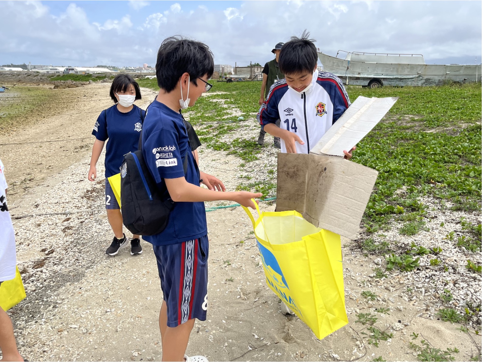 国際フレンドリーサッカーキャンプin沖縄 様がプロジェクトマナティを活用して瀬長島のビーチクリーンをおこないました。