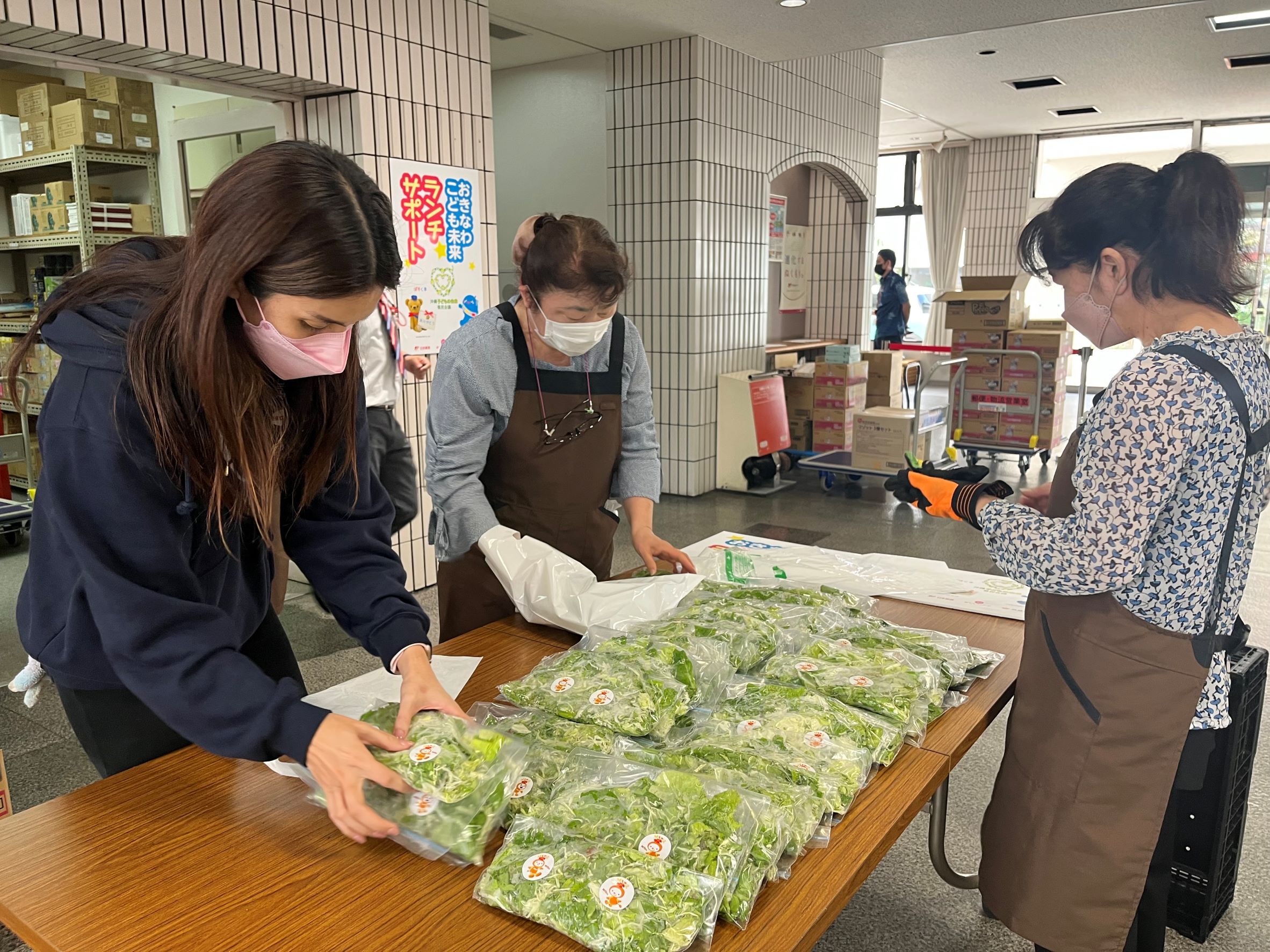 おきなわこども未来ランチサポートにサラダをお渡ししました。