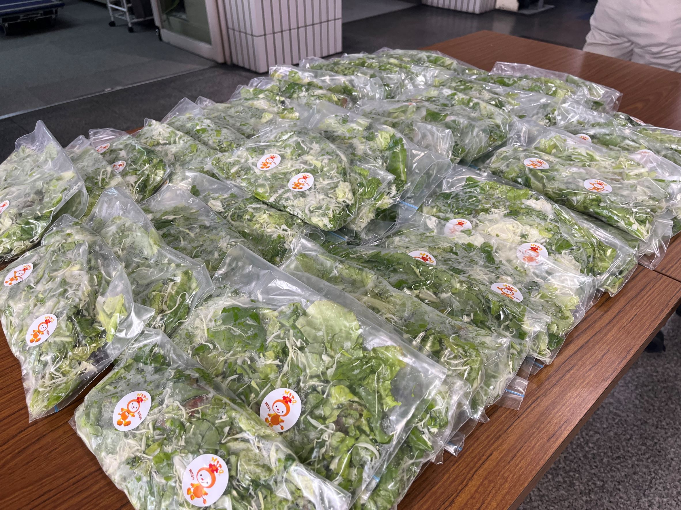 おきなわこども未来ランチサポートにサラダをお渡ししました。
